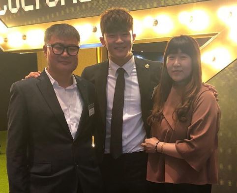 Kim Min-jae with his parents